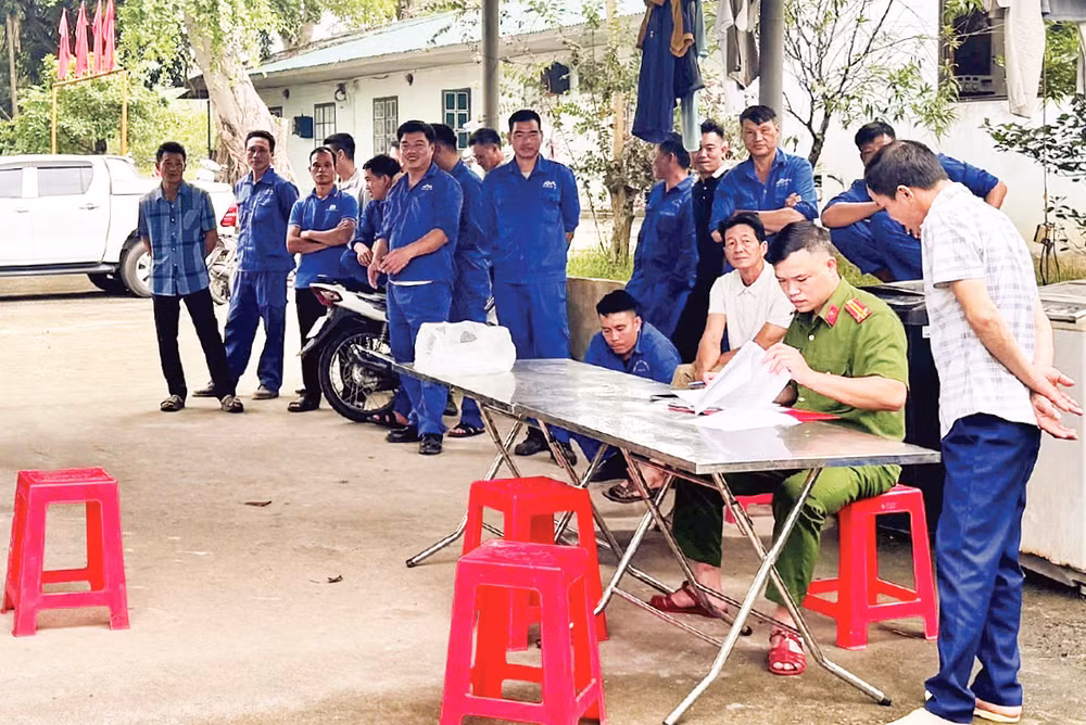 Công an kiểm tra ma túy trong công nhân tại một doanh nghiệp mỏ ở xã Hợp Thành (Lào Cai).