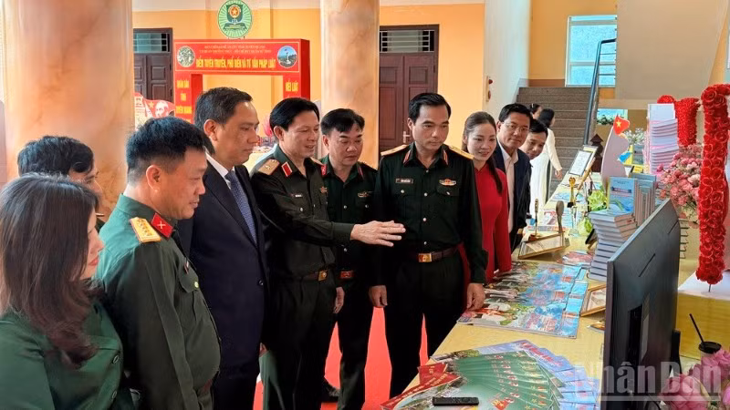 Lãnh đạo Quân khu 2 cùng lãnh đạo tỉnh Lào Cai tham quan sản phẩm báo chí tại hội nghị. (Ảnh: THANH SƠN)