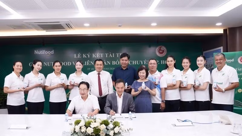 Đại diện Công ty Cổ phần thực phẩm dinh dưỡng Nutifood và Liên đoàn bóng chuyền Thành phố Hồ Chí Minh ký thỏa thuận tài trợ.
