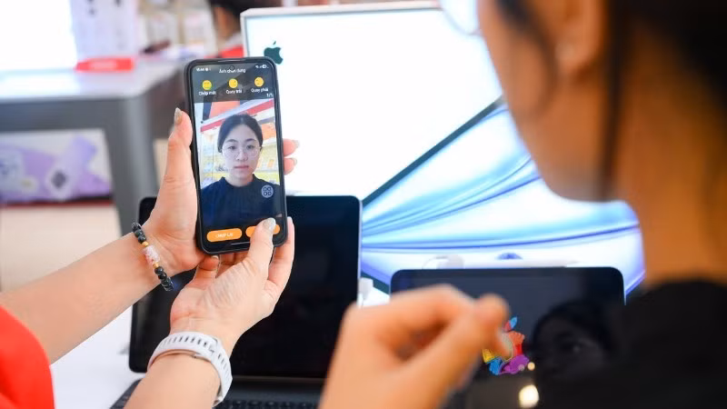 Xác thực sinh trắc học là yêu cầu bắt buộc nhằm bảo đảm người chuyển SIM sang thiết bị mới là chính chủ thuê bao. (Ảnh: Viettel)
