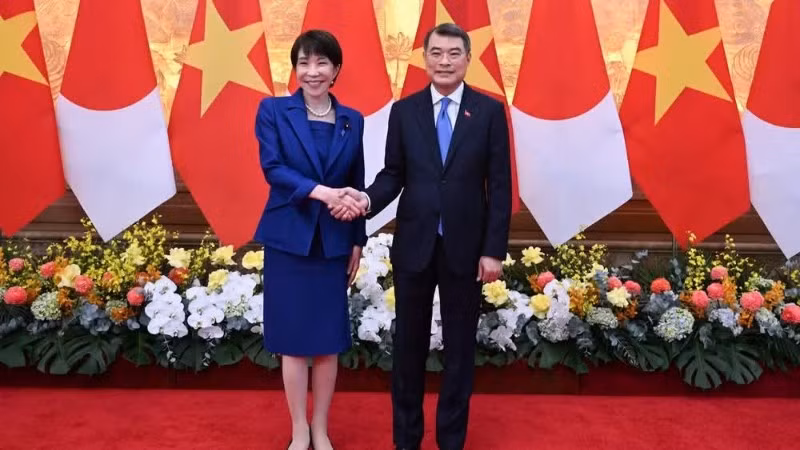 Thủ tướng Lê Minh Hưng và Thủ tướng Nhật Bản Takaichi Sanae chụp ảnh chung tại lễ đón. (Ảnh: TRẦN HẢI) 