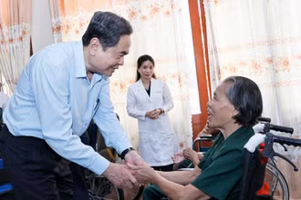 Chủ tịch Quốc hội Trần Thanh Mẫn với thương binh tại Trung tâm Điều dưỡng Thương binh và Người có công Long Đất ở ấp Hải Sơn, xã Long Hải, Thành phố Hồ Chí Minh. (Ảnh: Doãn Tấn/TTXVN)