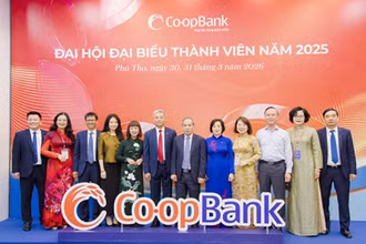 Phó Thống đốc Thường trực Ngân hàng Nhà nước Đoàn Thái Sơn, cùng đại diện một số lãnh đạo các đơn vị thuộc Ngân hàng Nhà nước và lãnh đạo Co-opBank chụp ảnh lưu niệm tại Đại hội Đại biểu Thành viên Co-opBank năm 2025.