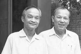 Nhà báo Đức Thi (bên trái) và nhà báo Tân Thanh ở Campuchia.