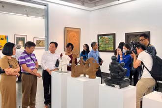 Nghệ sĩ và công chúng tham quan triển lãm "Hồ Chí Minh trong nghệ thuật tạo hình". 