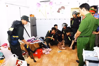 Đại tá Bùi Đức An-Phó Giám đốc Công an tỉnh trực tiếp chỉ đạo các lực lượng phá án.