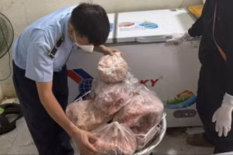  Lực lượng Quản lý thị trường kiểm tra thực phẩm đông lạnh.
