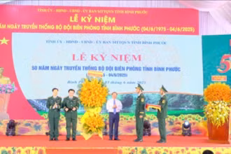 Đồng chí Lại Xuân Môn, Ủy viên Trung ương Đảng, Phó Trưởng Ban Thường trực Ban Tuyên giáo và Dân vận Trung ương, tặng hoa chúc mừng Bộ đội Biên phòng tỉnh Bình Phước.