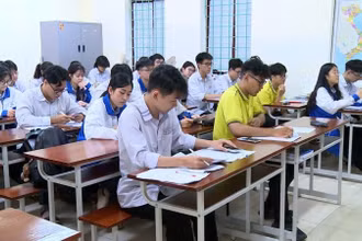 Học sinh lớp 12 miệt mài ôn luyện trong những ngày cuối cùng trước kỳ thi tốt nghiệp trung học phổ thông năm 2025.