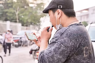 Tỷ lệ hút thuốc lá tại Việt Nam vẫn còn cao. (Ảnh: PHẠM VĂN)