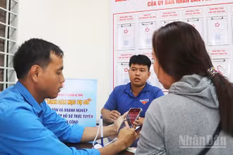Đoàn viên hỗ trợ người dân tại Trung tâm phục vụ hành chính công xã Vị Tân, thành phố Cần Thơ
