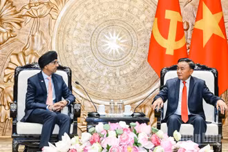 Thường trực Ban Bí thư Trần Cẩm Tú tiếp Đại sứ Singapore Rajpal Singh. (Ảnh: DUY LINH)