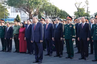 Tổng Bí thư Tô Lâm và các đại biểu dâng hoa, dâng hương tại Tượng đài Chiến thắng. (Ảnh: Thống Nhất/TTXVN)