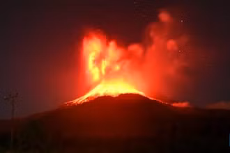 Núi lửa Lewotobi Laki-laki (Indonesia) phun trào ngày 1/8/2025. (Ảnh: THX)