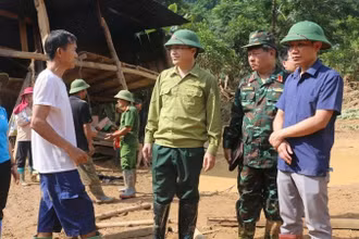 Đồng chí Mùa A Vảng, Mùa A Vảng, Chủ tịch Ủy ban Mặt trận Tổ quốc Việt Nam tỉnh Điện Biên động viên các gia đình bị thiệt hại do lũ quét, lở đất.