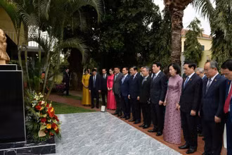 Chủ tịch nước Lương Cường, Phu nhân và Đoàn đại biểu cấp cao Việt Nam dâng hoa tại Tượng đài Bác Hồ.