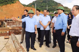 Bí thư Tỉnh ủy Tuyên Quang Hầu A Lềnh kiểm tra tiến độ thi công Đập dâng nước tạo cảnh quan trên sông Lô, phường Hà Giang 1.