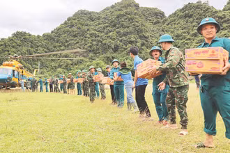 Máy bay trực thăng Mi 171 của Quân chủng Phòng không Không quân mang theo hàng cứu trợ đến với Tương Dương (Nghệ An).