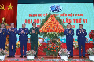 Thượng tướng Võ Minh Lương trao lẵng hoa của Thường vụ Quân ủy Trung ương chúc mừng Đại hội đại biểu Đảng bộ Cảnh sát biển Việt Nam lần thứ 6, nhiệm kỳ 2025-2030. 