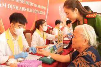 Cục Cảnh sát Quản lý hành chính về trật tự xã hội phối hợp Công an tỉnh Lâm Đồng tổ chức thu nhận mẫu ADN cho thân nhân liệt sĩ chưa xác định được danh tính trên địa bàn. (Ảnh: QUỲNH HƯƠNG)