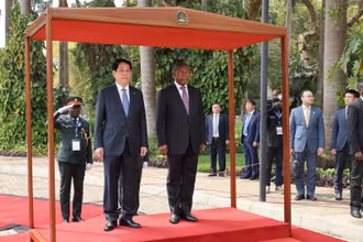 Chủ tịch nước Lương Cường và Tổng thống Angola João Manuel Gonçalves Lourenço nghe quân nhạc cử Quốc thiều hai nước.