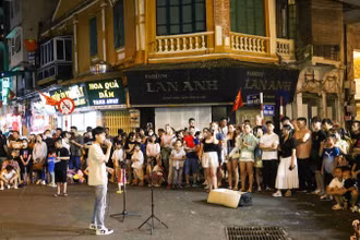Hoạt động văn hóa, văn nghệ tại không gian phố đi bộ hồ Hoàn Kiếm. (Ảnh: NHẬT QUANG)