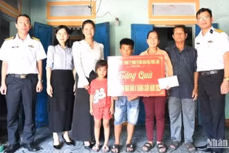 Đoàn công tác Lữ đoàn 680, Vùng 3 Hải quân đến thăm, tặng quà con ngư dân tại Quảng Ngãi.(Ảnh: Vùng 3 Hải quân cung cấp)