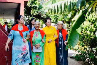 Phu nhân Nguyễn Thị Thanh Nga cùng các đại biểu đến thăm nhà của bà con tại Làng Việt Nam.