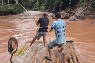 Để giữ bè không trôi theo dòng nước, người dân phải dùng sức bám chặt vào dây thừng dòng dọc ngang suối. 