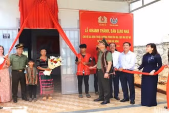 Thứ trưởng Công an Phạm Thế Tùng cùng các đại biểu thực hiện thủ tục trao nhà cho gia đình ông K’Srai, bon Ting Wel Đơm, xã Đắk Nia), là hộ gia đình có hoàn cảnh đặc biệt khó khăn được trao tặng nhà từ nguồn kinh phí hỗ trợ của Bộ Công an.