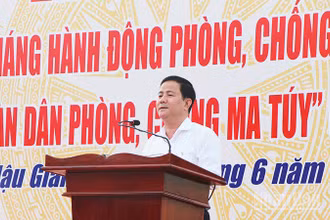 Chủ tịch Ủy ban nhân dân tỉnh Hậu Giang, Trần Văn Huyến phát biểu chỉ đạo tại lễ mít-tinh.