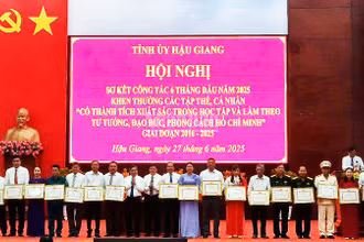 Tặng bằng khen cho các tập thể.