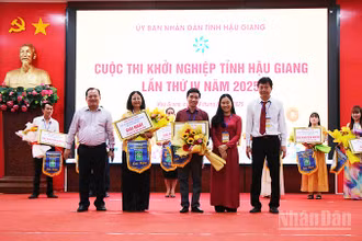 Ban Tổ chức trao Giải Nhất cho các tác giả.