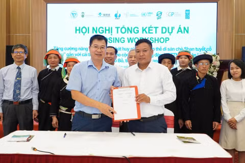 Liên hiệp các Hội Khoa học và Kỹ thuật Tuyên Quang cùng Ủy ban nhân dân xã Cao Bồ đã ký kết Biên bản chuyển giao mô hình. (Ảnh: Minh Hoa)