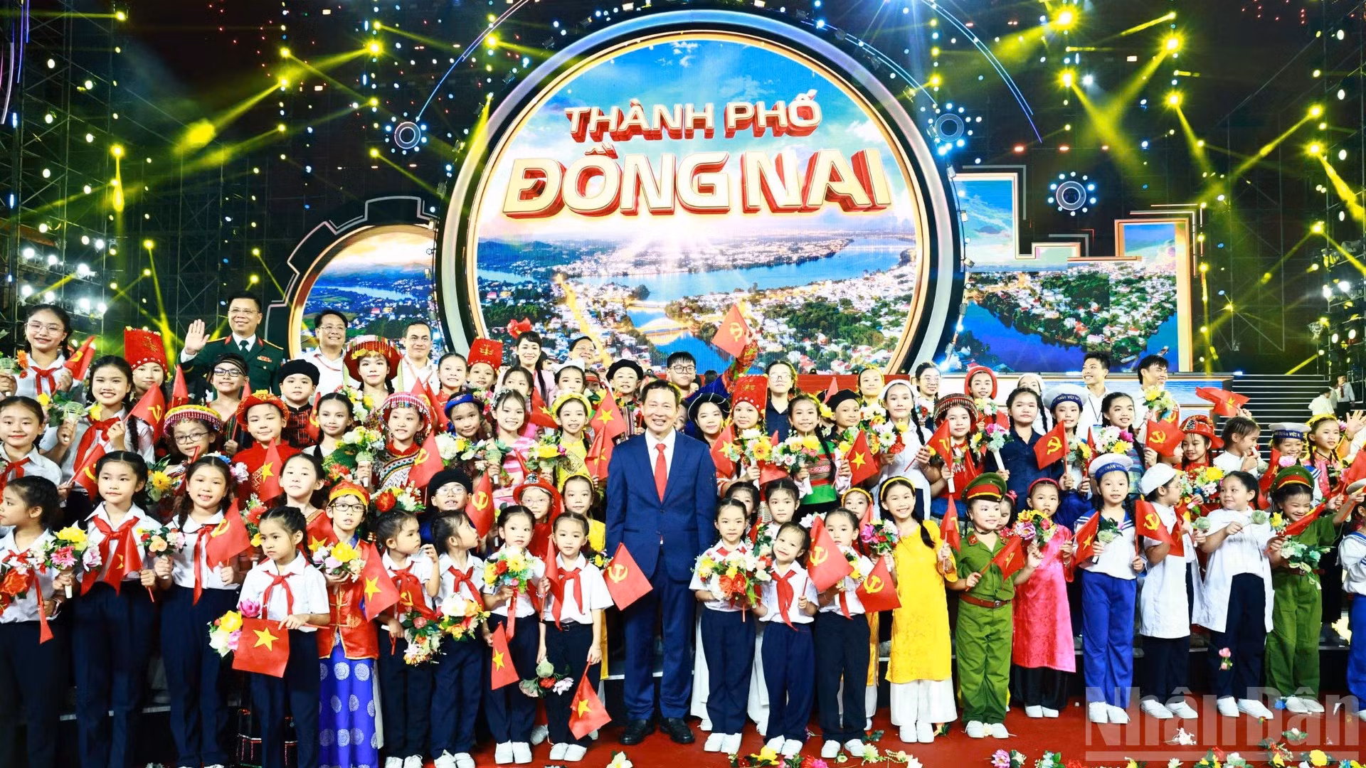 Lãnh đạo thành phố Đồng Nai chụp ảnh lưu niệm cùng thanh thiếu niên, nhi đồng trong buổi Lễ công bố nghị quyết thành lập thành phố Đồng Nai, tối 18/5/2026.