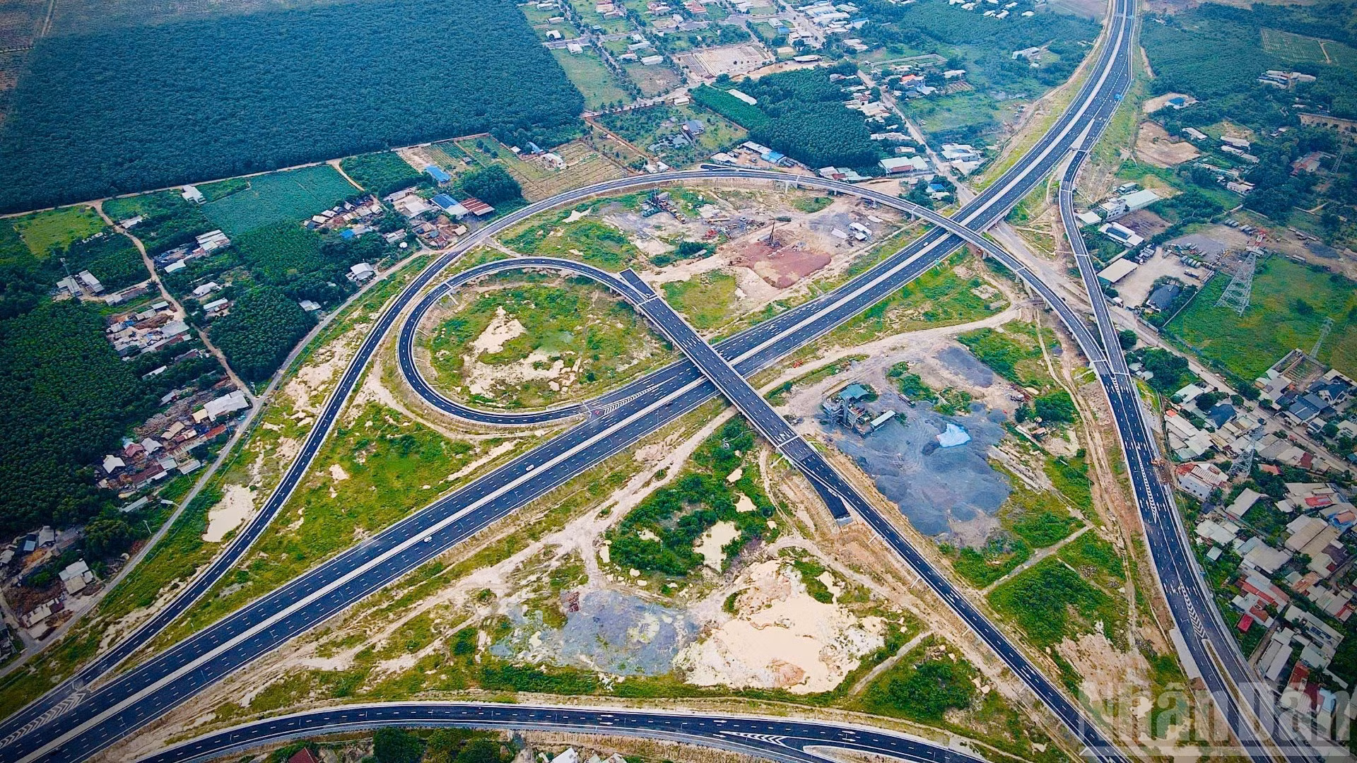 Nút giao Tân Hiệp là điểm kết nối giữa cao tốc Bến Lức-Long Thành và cao tốc Biên Hòa-Vũng Tàu. 