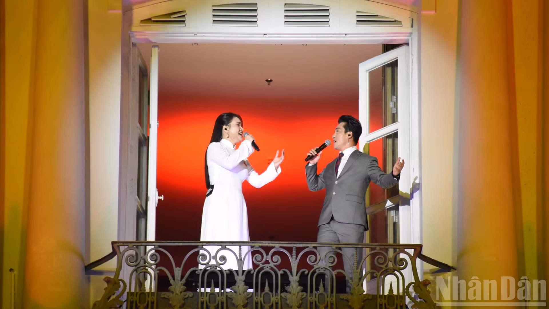 Ca khúc Giai điệu tổ quốc, sáng tác Trần Tiến; Biểu diễn: Nghệ sĩ Ưu tú Quang Hào, ca sĩ Đinh Trang, Violin Trịnh Minh Hiền, hợp xướng và dàn nhạc. (Ảnh: ANH ĐÀO)