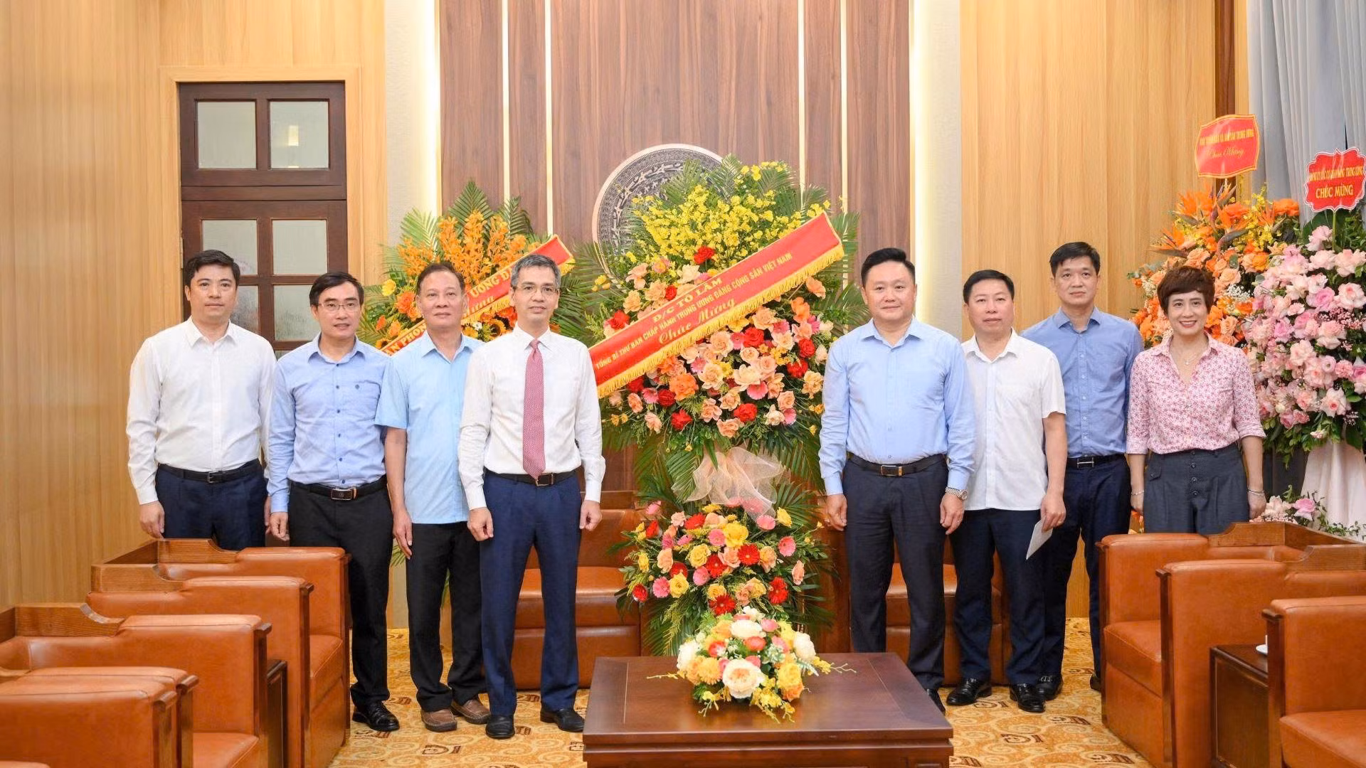 Đồng chí Tổng Bí Thư Tô Lâm đã gửi lẵng hoa chúc mừng Báo Nhân Dân. Lẵng hoa của Tổng Bí thư là biểu tượng của niềm tin và kỳ vọng vào Báo Nhân Dân – cơ quan ngôn luận của Đảng, tiếng nói của lòng dân. 