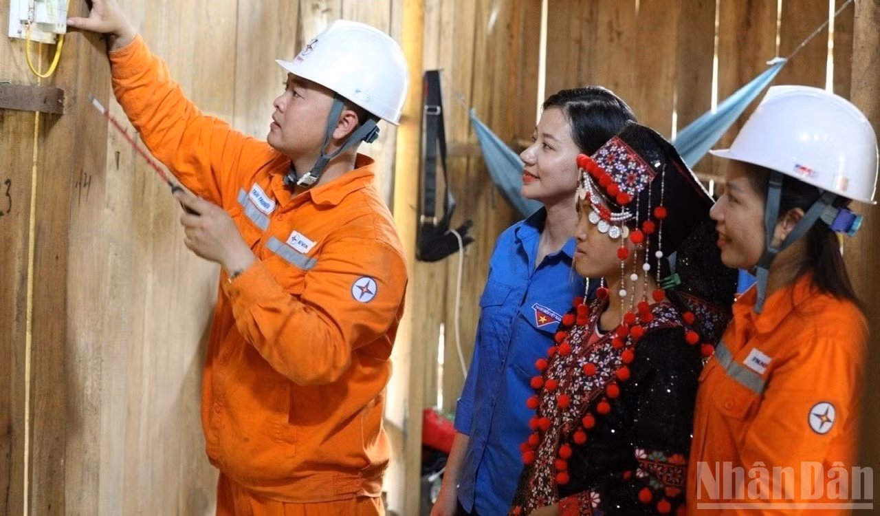 Điện lực miền bắc thực hiện Nghị quyết 70-NQ/TW từ những địa bàn khó khăn nhất. (Ảnh: AN NGUYÊN)
