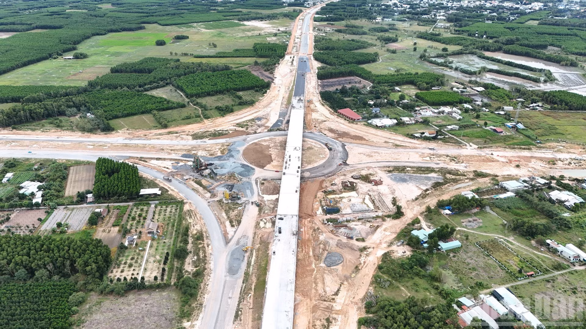 Các đơn vị thi công đang "chạy nước rút" để có thể thông xe kỹ thuật cao tốc Biên Hòa-Vũng Tàu và Vành đai 3-Thành phố Hồ Chí Minh trước ngày 19/12/2025. 