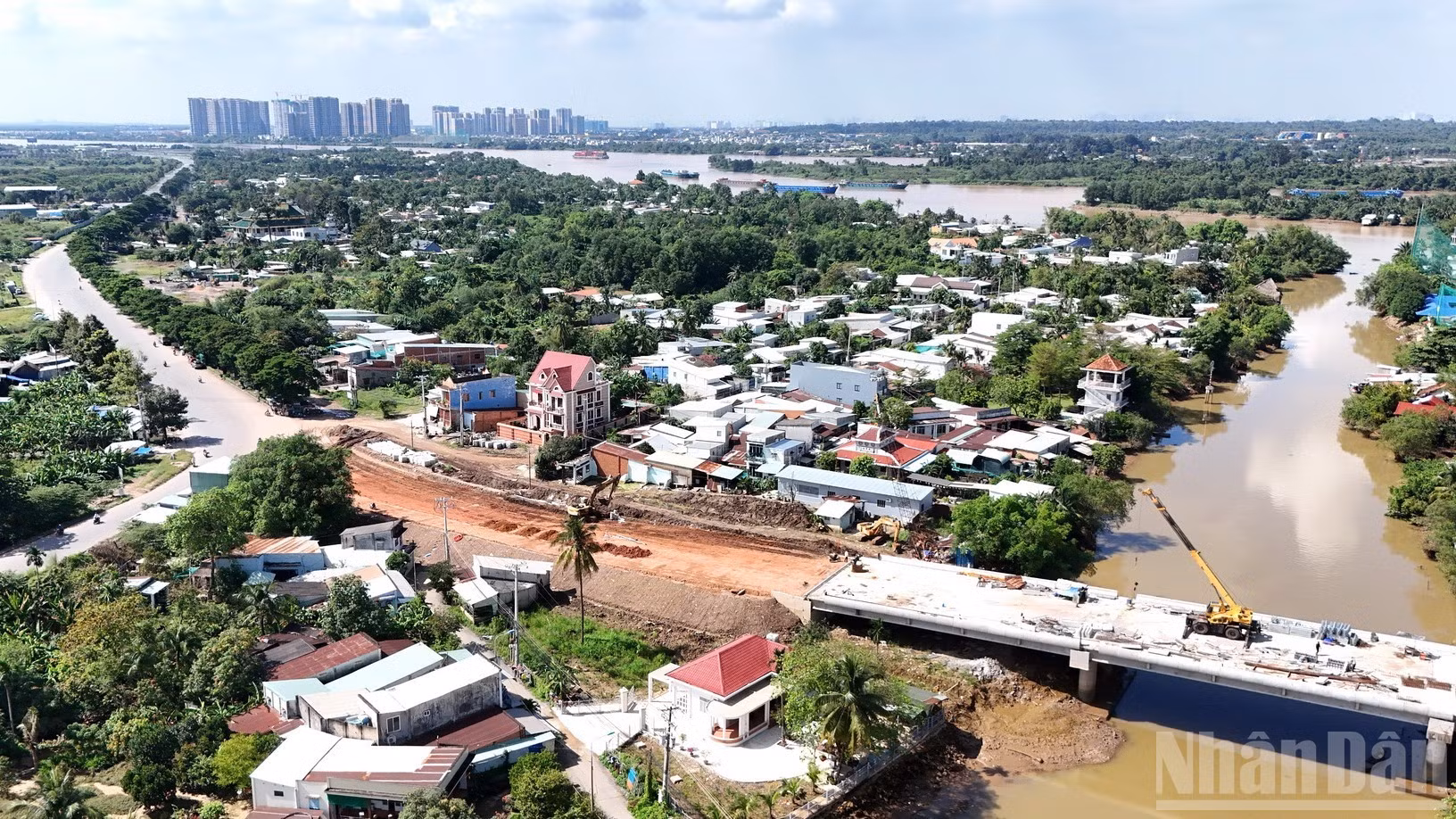 Hương lộ 2 kết nối Đồng Nai với Thành phố Hồ Chí Minh.