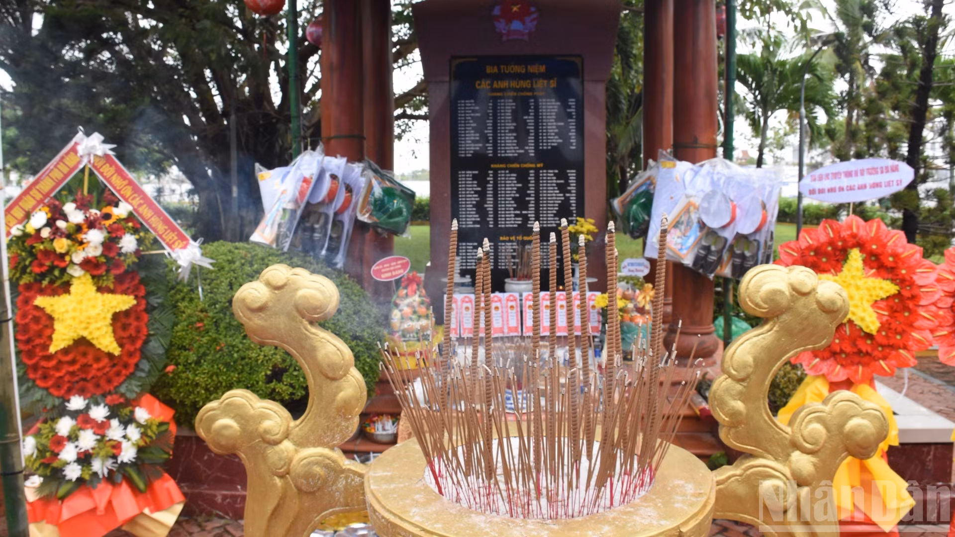 Đình Nại Nam - nơi có bia tưởng niệm các anh hùng liệt sĩ hy sinh qua các thời kỳ của phường Hòa Cường. Đây cũng là nơi khắc tên 10 người con của vùng đất Đà Nẵng anh dũng hy sinh trong trận hải chiến Gạc Ma ở Trường Sa năm 1988. (Ảnh: ANH ĐÀO)