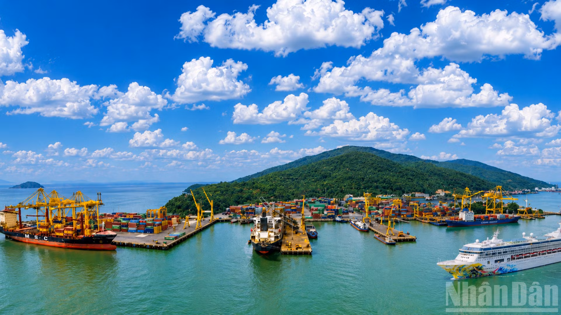 Cảng Đà Nẵng hướng tới cảng xanh-cảng thông minh-trung tâm Logistics hàng đầu khu vực. (Ảnh: ANH ĐÀO)