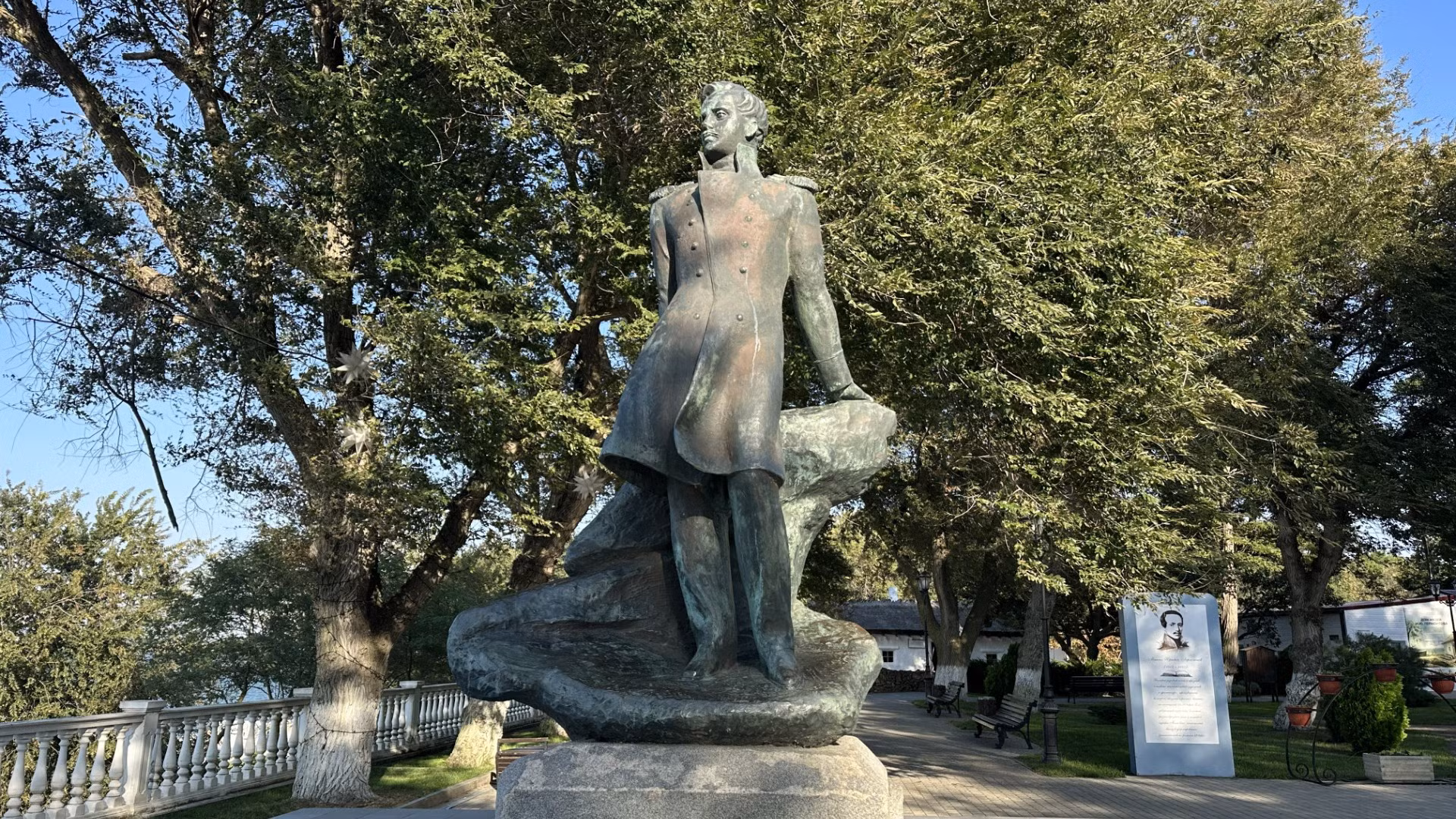 Tượng đài Lermontov ở Taman. (Ảnh: THÙY VÂN)