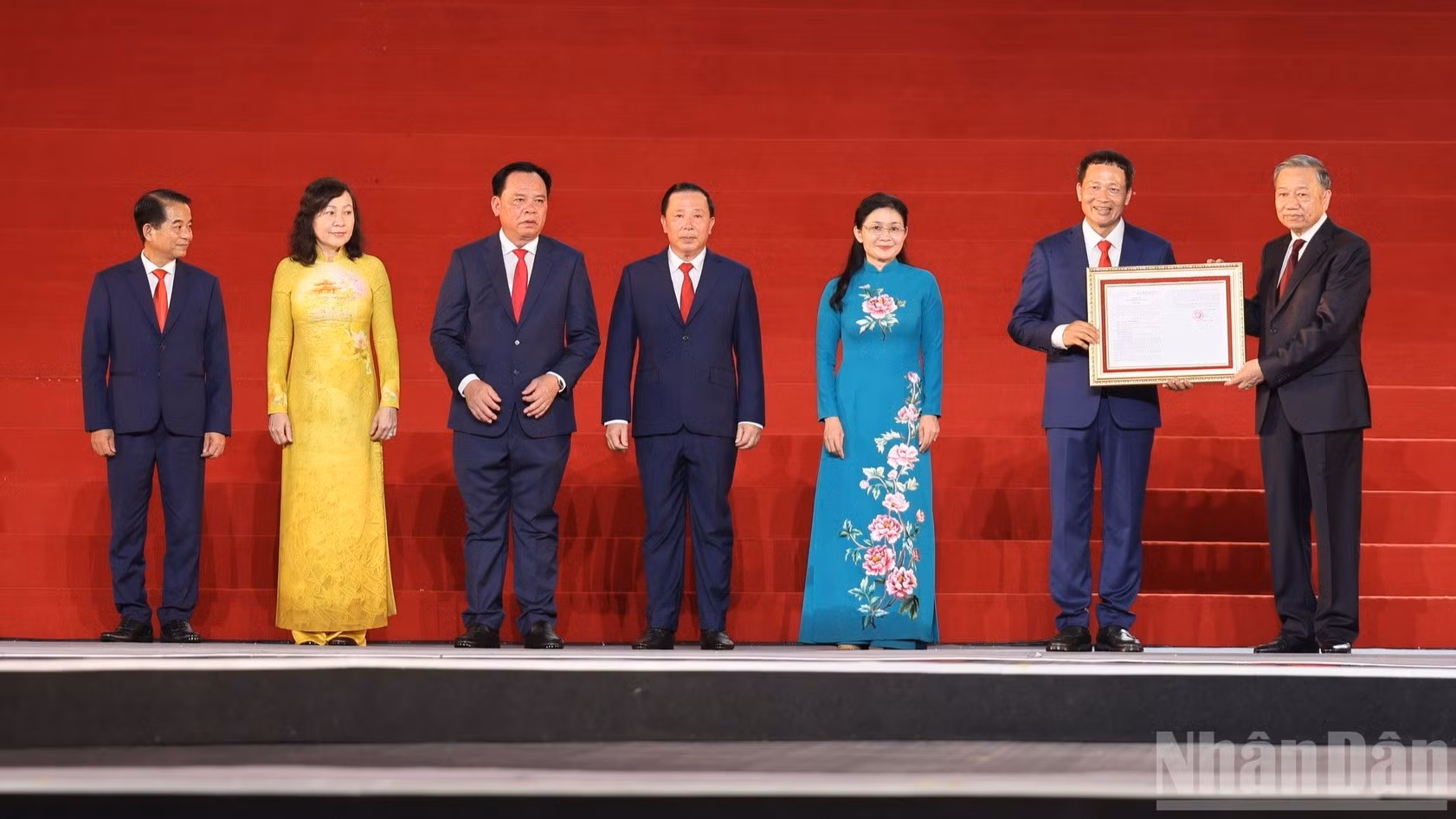 Tổng Bí thư, Chủ tịch nước Tô Lâm trao Nghị quyết của Quốc hội về thành lập thành phố Đồng Nai cho lãnh đạo thành phố Đồng Nai.