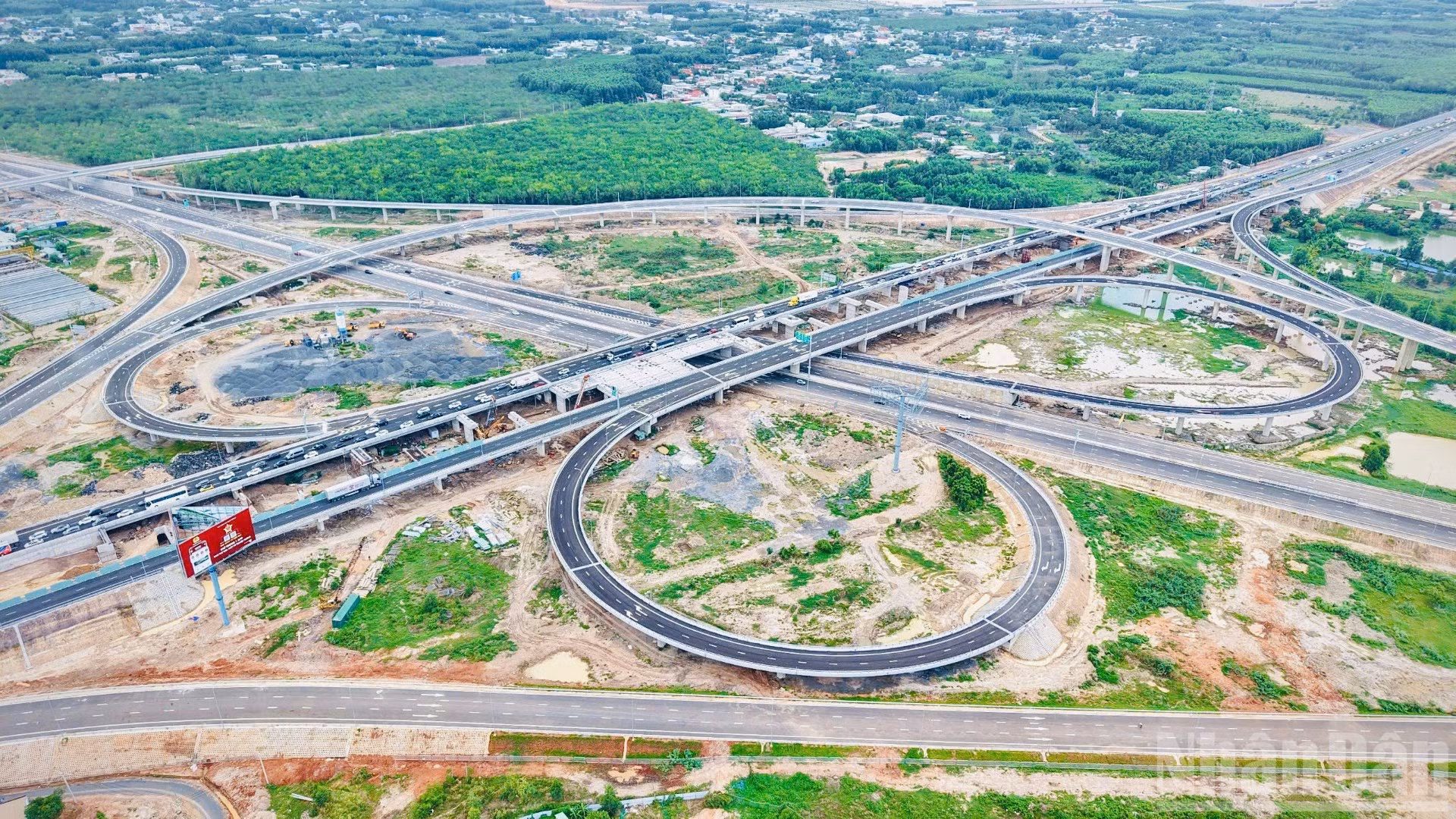 Toàn cảnh nút giao Long Thành nối cao tốc Thành phố Hồ Chí Minh-Long Thành-Dầu Giây với cao tốc Biên Hòa-Vũng Tàu và Tuyến đường T2 sân bay Long Thành.