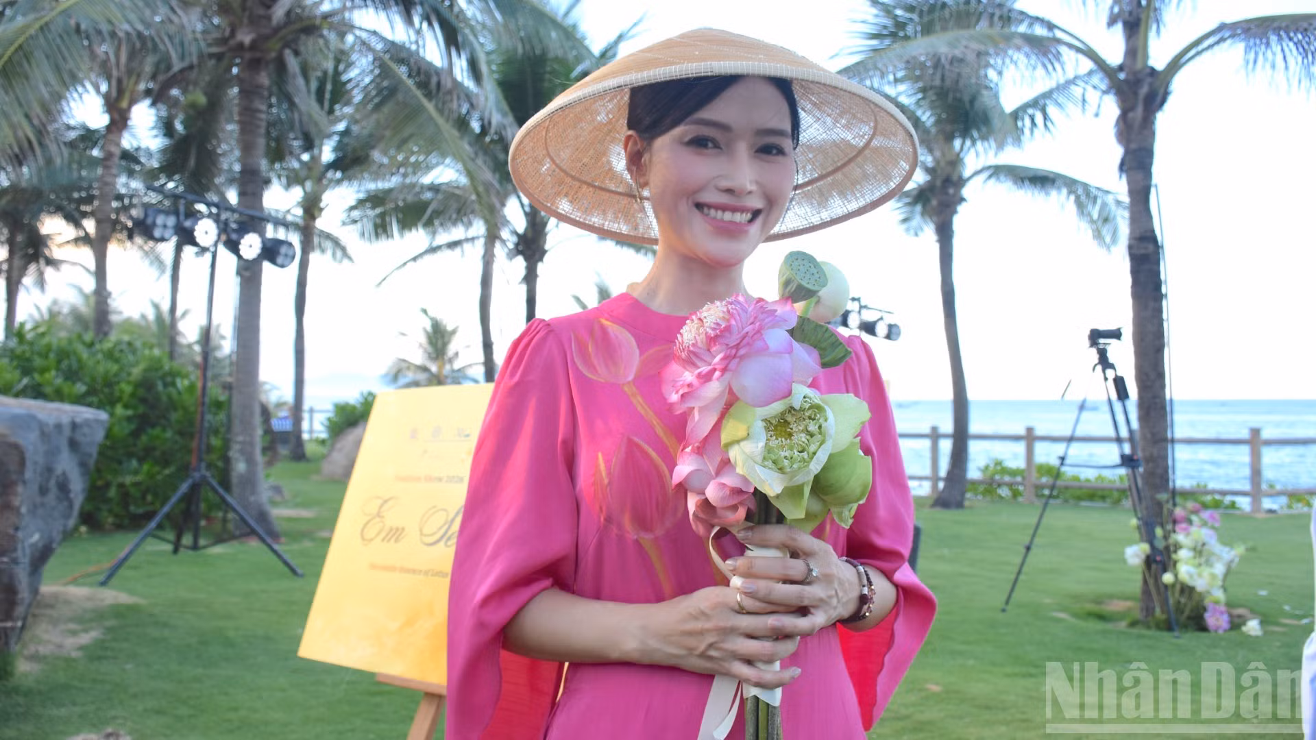 Một thiết kế vẽ hoa sen đặc sắc trong bộ sưu tập Em Sen của nhà thiết kế Quyên Nguyễn.