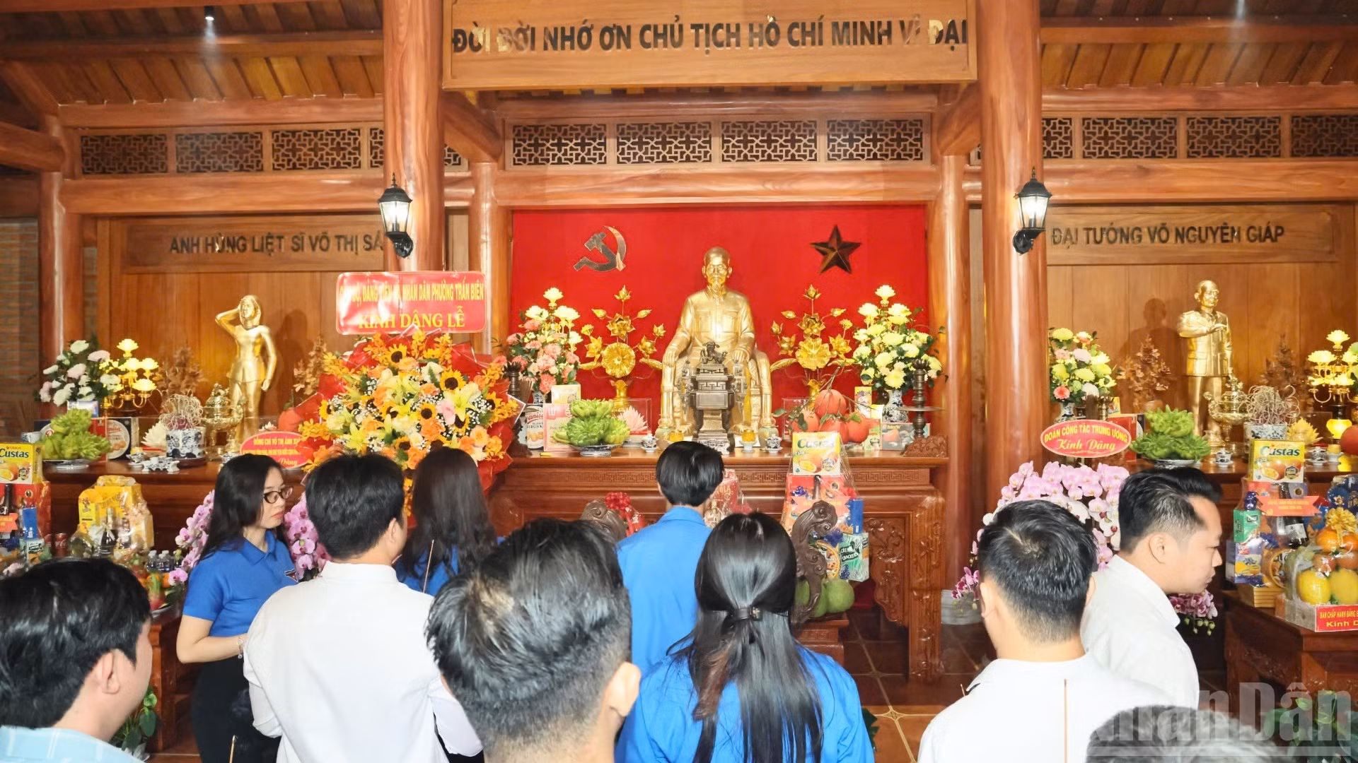 Người dân dâng hương Nhà thờ Chủ tịch Hồ Chí Minh trong khuôn viên Trụ sở Tỉnh ủy Đồng Nai.