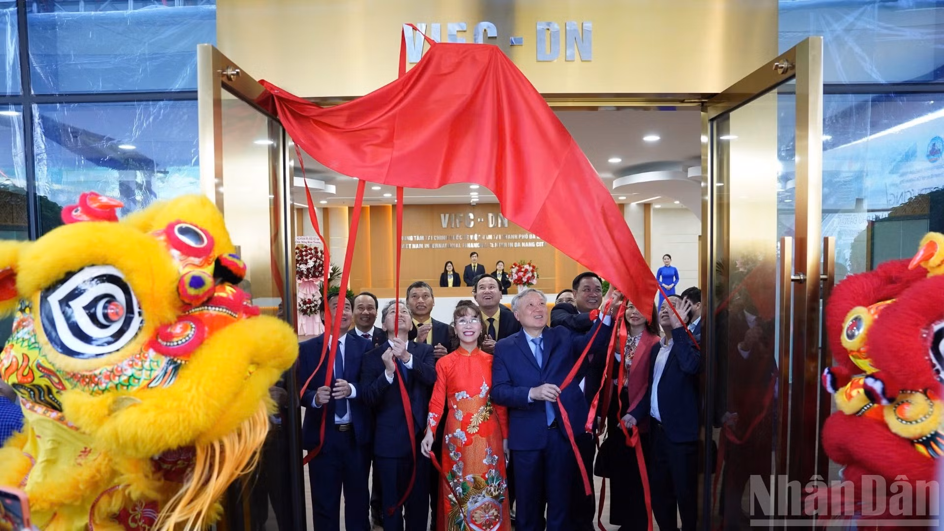 Phó Thủ tướng Thường trực Nguyễn Hòa Bình và các đại biểu thực hiện nghi thức đưa vào vận hành Cổng Thông tin điện tử VIFC-DN ngày 9/1/2026.