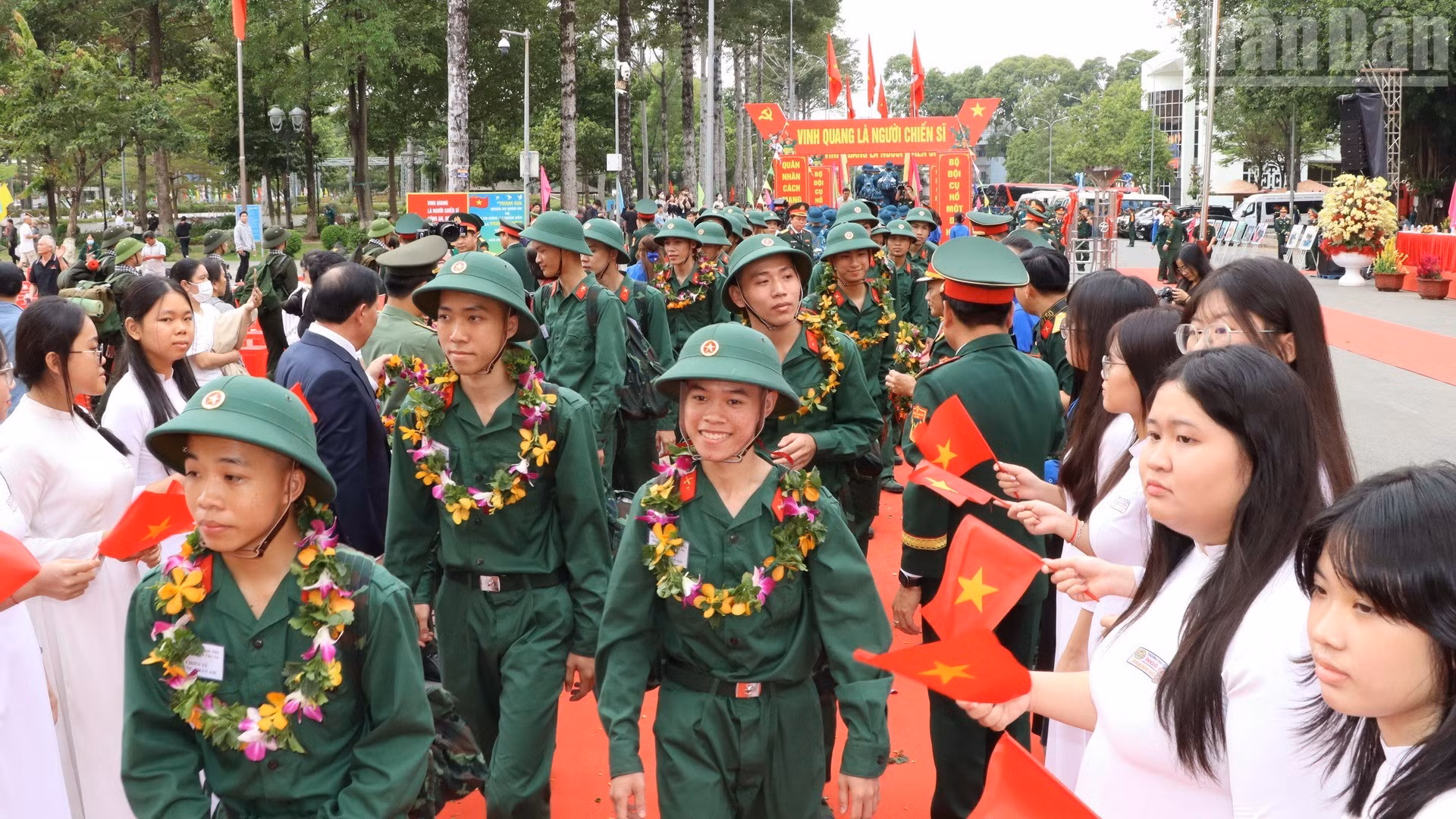 Thanh niên Đồng Nai nô nức lên đường nhập ngũ bảo vệ Tổ quốc.